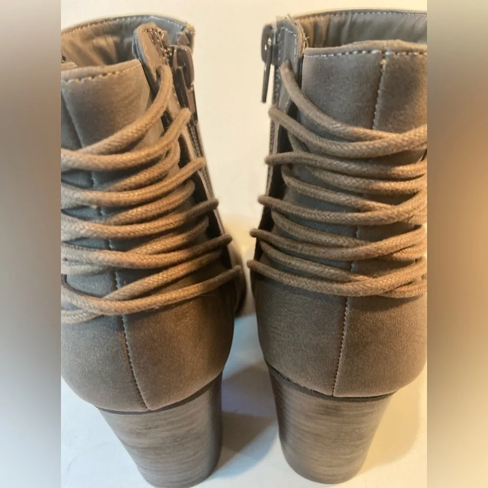 Madden Girl~Deliite~Faux Leather Ankle Boot~Criss Cross String Detail~Size 7.5